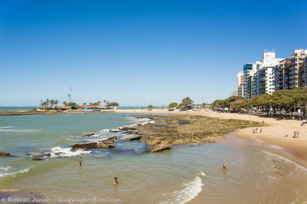 Imagem do canto da Praia de Castanheiras em Guarapari.